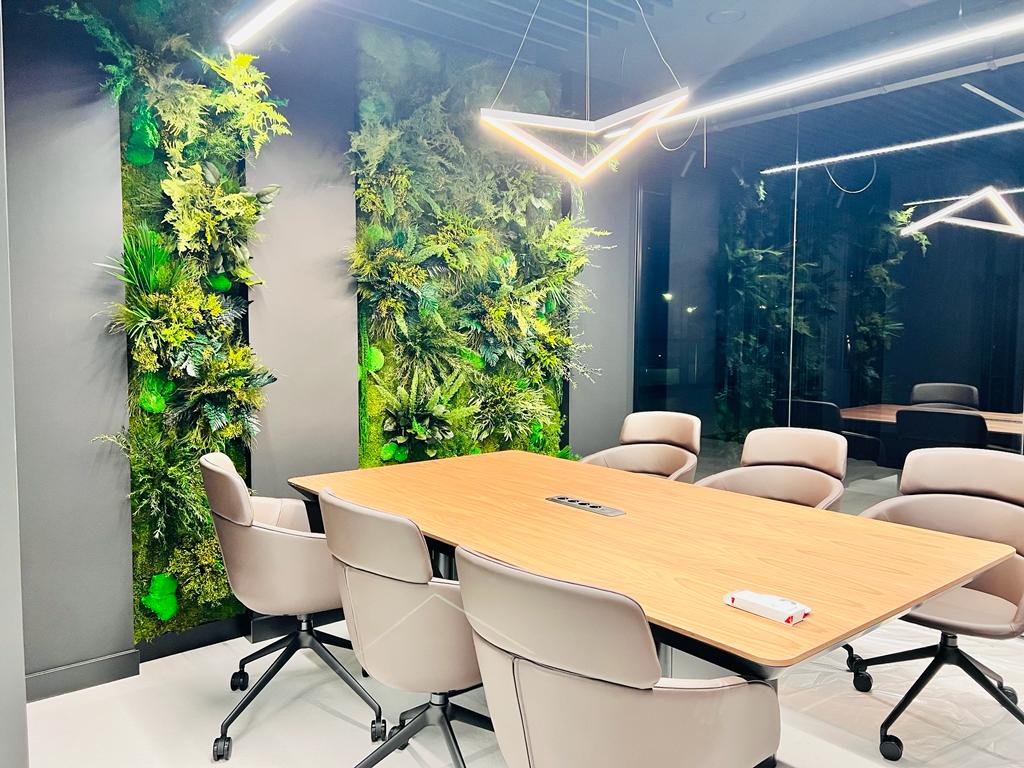 zielone ściany w biurze